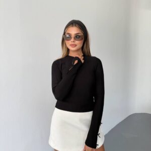 חולצת בייסיק מחטבת בצבע שחור