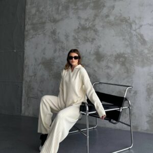 חליפת פנאי פסים סרוגה בצבע שמנת